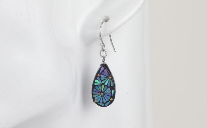 【嵯峩螺鈿野村】押合菊グリーンピアス｜京都 老舗 伝統工芸 漆器 ジュエリー［ 京都 老舗 伝統工芸 工芸品 アクセサリー ジュエリー ファッション 漆 人気 おすすめ 職人 お取り寄せ 通販 送料無料 ふるさと納税 ］ 261009_B-AS18