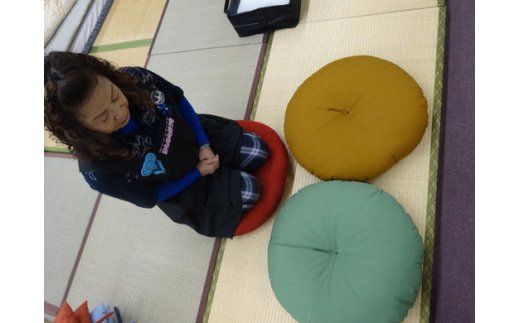  和室にも洋室にもピッタリ合う、本仕立の「もめん綿入り丸座」【CW47W1】
