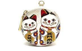 【文庫屋大関】マカロンポーチ 招き猫【皮革工芸品】 ポーチ ミニポーチ 小物入れ アクセサリー入れ イヤホン入れ 収納 保管ケース 手のひらサイズ  本革 革 皮革 工芸品 工芸 雑貨 ギフト プレゼント 日本製 東京