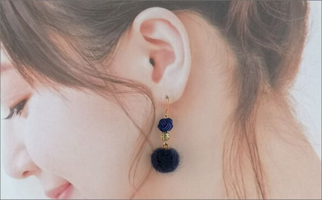 ＊藍色（ネイビー）＊水引ピアス/玉結びとフェイクファーのピアス　AM00324