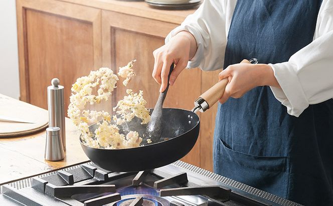 フライパン 鉄フライパン 28cm アイリスオーヤマ SCW-28 炒め鍋 鉄 IH対応 ih ガス ガス火 鉄のフライパン 鉄製 木製ハンドル 空焚き不要 お手入れ簡単 木 持ち手 木製取っ手 木柄 調理器具 キッチン ブラック キッチン雑貨 