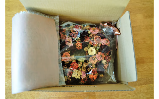 【2026年敬老の日】＜地産地消＞バラづくしの華やぎドライフラワーリース 4色以上のバラを使用 壁掛け可能 インテリア プレゼント 贈り物 敬老 H092-069