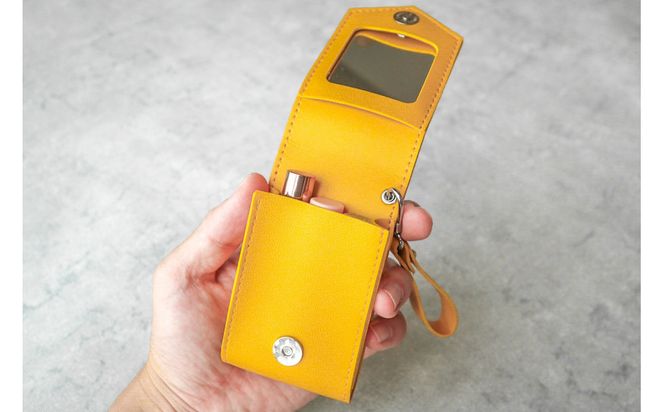 【イエロー】毎日の“ときめき”を仕込めるリップケース　リップクリームホルダー　キーホルダーストラップ　【ミラー付き・3本入る】 232238_CM032VC02