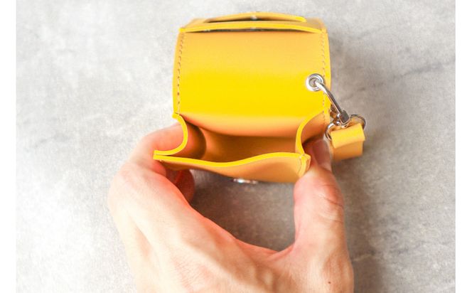 【イエロー】毎日の“ときめき”を仕込めるリップケース　リップクリームホルダー　キーホルダーストラップ　【ミラー付き・3本入る】 232238_CM032VC02