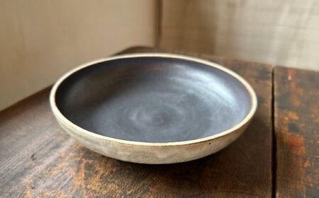 【受注生産】 中黒八寸鉢 ペア アイボリー + 黒釉 糸島市 / うつわと手仕事の店 研 器 陶器 食器 クラフト 手作り [ARD038] 食器 お皿 焼物 やきもの 焼き物 器 陶器 うつわ 盛り付け皿 手づくり 鉢