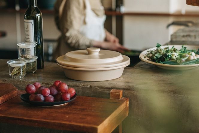 PETARI ShallowPot 24cm　Jet Black（ブラック）G.M.P 【 グッドデザイン賞受賞 陶器製 万能調理土鍋 鍋 土鍋 平鍋 浅鍋 電子レンジ可 キッチン雑貨 新生活 ギフト プレゼント 三重県 四日市市】 -[G236-3]