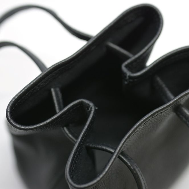 益子の革工房maharoの巾着バッグ（S）ブラック (AX141-3)