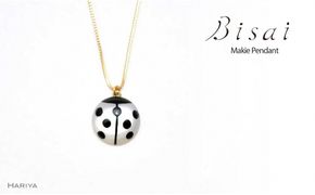 ペンダント Nanahoshi 白 てんとう虫 白蝶貝 蒔絵 漆 ハンドメイド アクセサリー ギフト 伝統工芸 工芸品 国産 日本製 復興 震災 コロナ 能登半島地震復興支援 北陸新幹線 F6P-0832