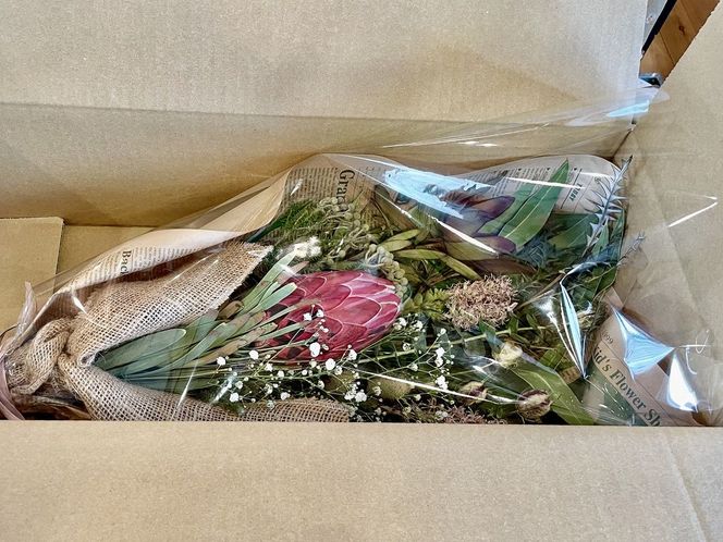 生花でお届け、自宅で簡単ドライフラワーに ユーカリとワイルドフラワーの花束 H143-026