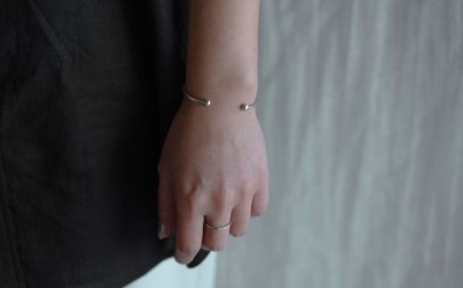 【Sサイズ】ふたつぶ バングル 1個 Sサイズ / ブレスレット シルバー アクセサリー シンプル 小物 日用品 雑貨