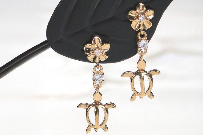 ピアス ハワイアン スタッドピアス K18YG イエローゴールド ダイヤモンド 0.08ct プルメリア カメ ホヌ ウミガメ 18金 揺れるピアス 【f286-k18yg】 アクセサリー アクセ ジュエリー [オーダーメイドジュエリーメイ 山梨県 韮崎市 20745220]