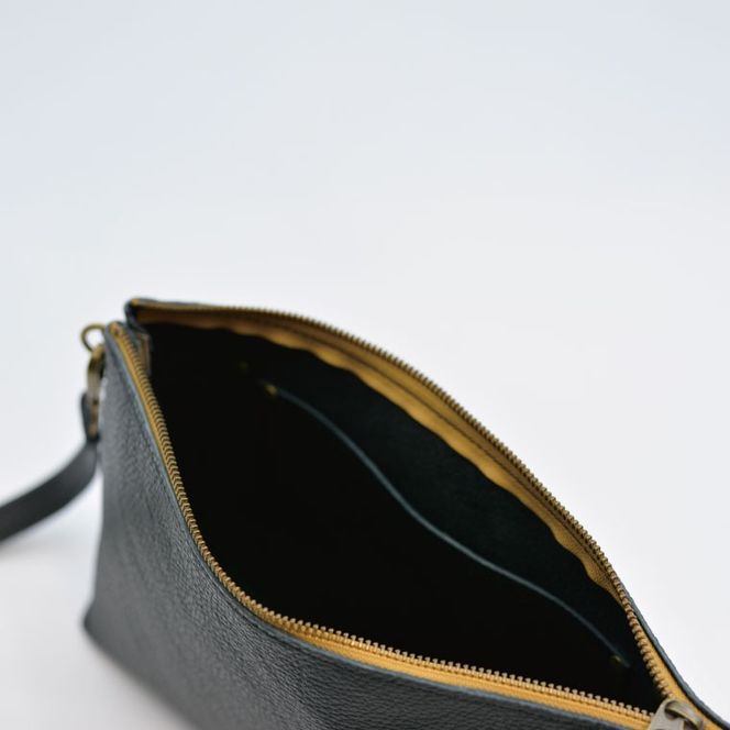 益子の革工房maharoのショルダーポーチ（L）ブラック｜栃木県 益子町 ふるさと納税 ショルダーポーチ 牛革 手作り (AX107-3)