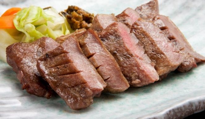 牛タンの美味しさの新境地。ごまの風味と香りの厚切り牛タン900g　試行錯誤でたどりついた、この味付け！牛タン タン肉 厚切り 胡麻油 ごま油 ゴマ油 焼肉 焼き肉 切り落とし カット済み お取り寄せ タン先 タン中 タン元 簡単料理 キャンプ 人気 厚切り牛タン 焼き肉牛タン 焼肉牛タン ごま風味 ゴマ風味 胡麻風味 BBQ