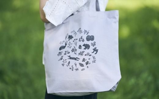 [磯 優子 / Yuko Iso] オリジナルデザイン キャンバストートバック（約37cmx 36cm x 11cmのマチ付き）×1コ【発送時期が選べる】オリジナル デザイン おしゃれ かわいい シンプル バッグ レディース A4 通勤 通学 ショルダー 北海道 釧路町 釧路超 特産品 br08　121-1931-004