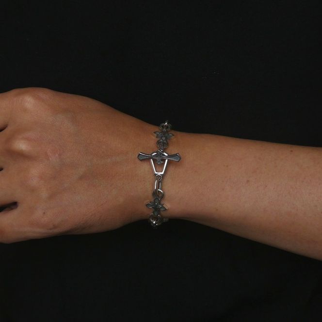 small edge cross bracelet スモール エッジ クロス ブレスレット ｜ 腕輪 シルバー アクセサリー 十字架 モチーフ 925 ブレス ハンドメイド ジュエリー アクセ ファッション 人気 シンプル ギフト プレゼント 年末年始 お中元 お歳暮 内祝い 快気祝い