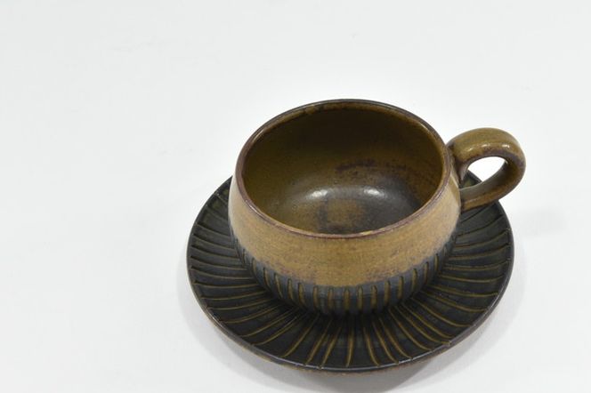 京焼「新羅釉木賊紋コーヒー碗・皿」（黒）１セット〈コーヒーカップ ティーカップ 京焼 手作り カップ お皿 セット 食器 陶器 工芸品 新羅釉 木賊紋〉　 茶碗 