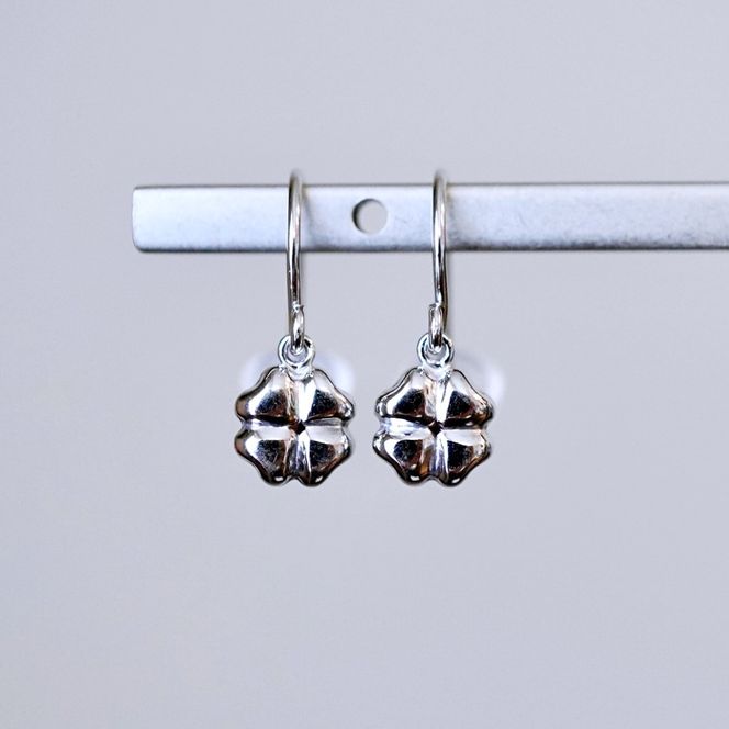 K18WG(18金) ホワイトゴールド 地金 クローバー ピアス フックタイプ シンプル 幸運 希望 幸福 愛情 健康 保証書付 KO-0069 242-027-b