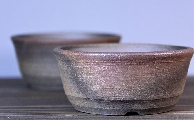 陶芸作家が手作りしています！盆栽鉢 2個セット 園芸 モダン ジャパニーズ 松 梅 植木鉢 異文化 人気 厳選 袋井市 雑貨 盆栽用品 日本文化 和 趣 インテリア 炭化 独特な味わい 焼締め鉢 松柏盆栽 花もの盆栽 藤花園 デザイン 製作