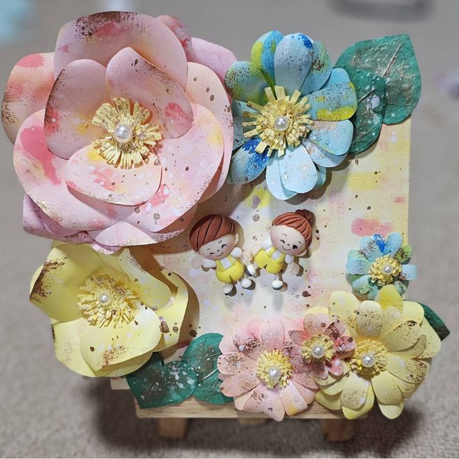 「笑顔の花が咲く場所」世界に一つの似顔粘土の制作、画用紙をローラーで着色した世界に一つのお花で作品を作ります。 272183_EJ001