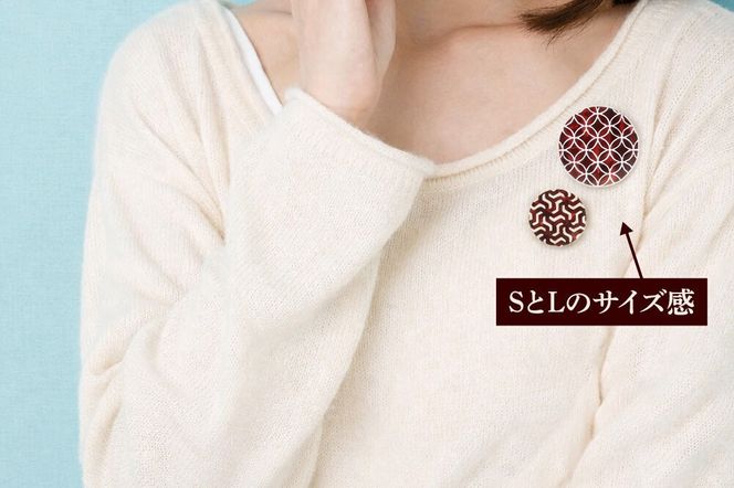 角館樺細工《冨岡商店》ブローチ KAVERS KVR_010 市松模様 L 角館工芸協同組合 [伝統 工芸品 山桜 ヤマザクラ 桜皮 樺細工 かばざいく カバザイク アクセサリー おしゃれ 伝統文様 秋田県 仙北市]|02_kdk-ol1001b