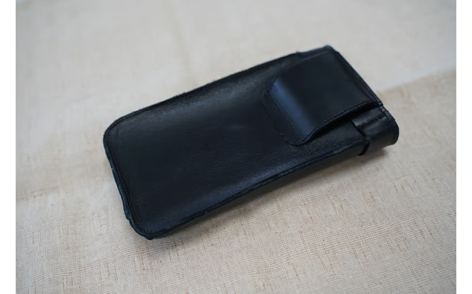 職人手作りの【本革】「スマホポーチ」ブラック ケース 革 携帯ホルダー ポーチ ベルト 黒 コンパクト シンプル おしゃれ 人気 プレゼント H066-083