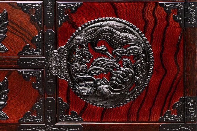 仙台箪笥 脚付帳場箪笥 拭き漆塗り【扉：彫金手打金具】（鶴亀松竹梅）（お申込書返送後8ヶ月～12ヶ月程度でお届け）工芸品 伝統|06_kyk-870301