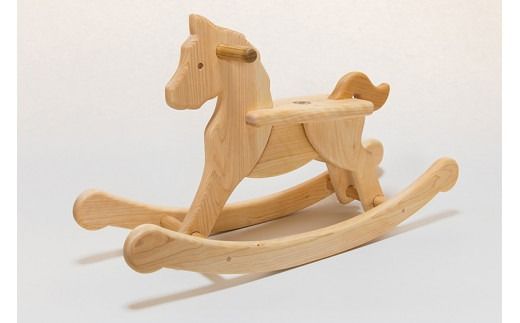木のおもちゃ ハイヨーもくば 木馬 木製 知育玩具 男の子 女の子 ギフト プレゼント 贈り物 出産祝い 誕生日祝い 日本製 手作り 受注生産品 名入れ可能 山のくじら舎 1.5歳 バランス感覚 想像力 ヒノキ 植物性オイル 安全 W700mm D230mm H420mm 耐荷重 50kg 乗用玩具 インテリア 天然素材 エコ 国産 職人 手仕事 伝統工芸 木工 デザイン 安芸市 高知県