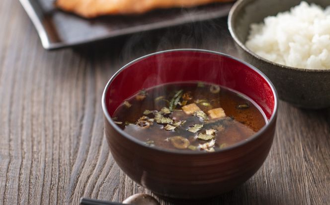 プラスティックやステンレスの桶とは異なる、「百年木桶」ならではの味わいを。創業100年以上続く、希少な木桶仕込みの究極の味噌と創業明治25年 福鰹屋の混合だしでつくる究極の味噌汁セット（赤だし500g、米麹味噌500g、混合だし粉150g、卵かけごはんしょうゆ100ml）【天然醸造、おすすめ、人気、プレミアム、高評価、詰め合わせ、ギフト、国産、調味料、料理、三重県、四日市市、ふるさと納税】