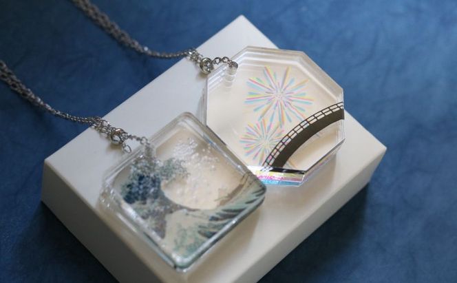 ネックレス 色と文化を重ねて「遊」ぶアクリルレイヤ—ネックレス【遊】 アクセサリー アクリルレイヤーネックレス 葛飾北斎 隅田川花火大会 レイヤー分け 重層的 小道具 墨田区 東京都