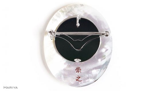 鶏蒔絵 白蝶貝ブローチ 桐箱付き 蒔絵 漆 白蝶貝 鶏 うるしアート ハンドメイド ブローチ アクセサリー ギフト 伝統工芸 工芸品 国産 日本製 復興 震災 コロナ 能登半島地震復興支援 北陸新幹線 F6P-1529