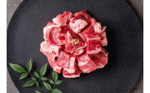 【神戸牛 煮込み用ブロック 300g（黒折箱入り）冷凍】箱入り ギフト 和牛 牛肉 ステーキ しゃぶしゃぶ すき焼き 焼肉 ふるさと納税で贈る至福の味わい！自慢の神戸牛をご自宅で堪能しませんか？ 大人気 ふるさと納税 キャンプ バーベキュー 年末年始 お盆 パーティー ボックス ごちそう 和牛 国産 但馬牛 但馬 神戸 香美町 村岡 和牛セレブ 14000円 58-16