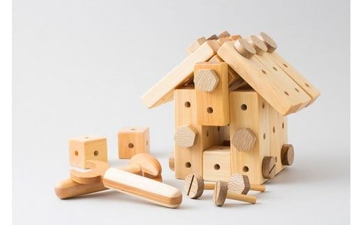 木のおもちゃ ちびっこ 大工道具 セット 箱入り 木製 知育玩具 男の子 女の子 ギフト プレゼント 贈り物 出産祝い 誕生日祝い 日本製 手作り 名入れ可能 山のくじら舎 2歳 3歳 4歳 5歳 6歳 7歳 8歳 トンカチ ノコギリ レンチ カンナ 穴あきブロック クギ 組み立て 工作 DIY 遊び 想像力 創造力 発想力 手先の器用さ 53個 巾着 ヒノキ 安芸市 高知県