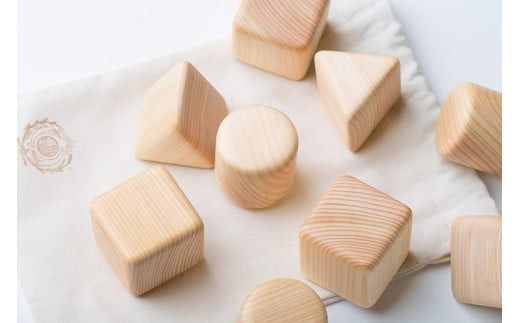 木のおもちゃ つみき 積み木 セット 木製 9個 知育玩具 男の子 女の子 ギフト プレゼント 贈り物 出産祝い 誕生日祝い 日本製 手作り のし 受注生産品 山のくじら舎 高知県産 ヒノキ 0歳 赤ちゃん 植物性オイル 安全 巾着袋 専用箱 ラッピング W45mm H40mm 三角 四角 安芸市 高知県