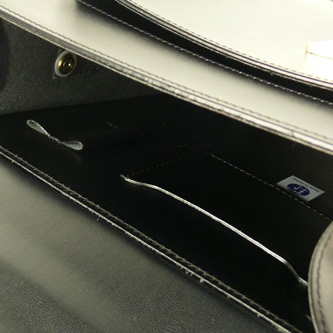 本革仕様のＢ５縦型収納ショルダーバッグ【ビートルショルダー】（ブラック）