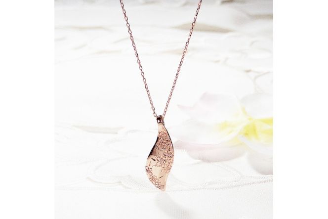 桜彫刻 ネックレス K18PG ピンクゴールド リーフモチーフ 手彫り 和柄 花模様【f118-k18pg】 [オーダーメイドジュエリーメイ 山梨県 韮崎市 20743782] アクセサリー アクセ ジュエリー レディース