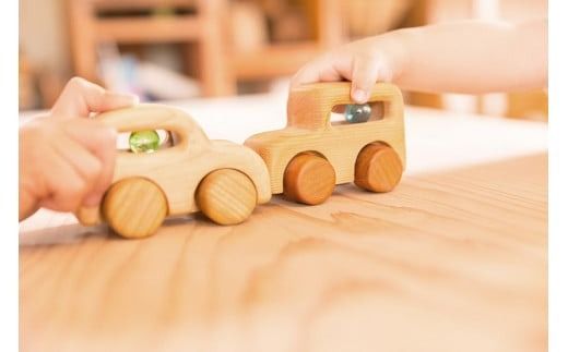 木のおもちゃ ブーブー まる 車 木製 知育玩具 男の子 女の子 ギフト プレゼント 贈り物 出産祝い 誕生日祝い 日本製 手作り 受注生産品 のし 山のくじら舎 サイズ：W110xH70xD70mm 材質：ヒノキ 2歳 乳幼児 赤ちゃん おもちゃ 木のミニカー ビー玉 キレイ 滑らか 触り心地 木の香り お出かけ タイヤ コロコロ かわいい 丸い フォルム 体重 安心 押す 引く 飛ばす ラッピング 御祝 安芸市 高知県
