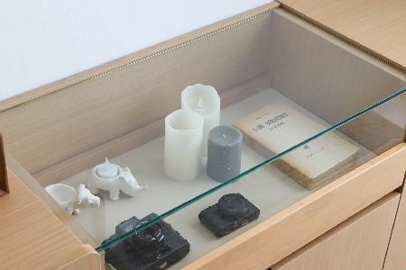 【東馬家具】アトリス SB 150 NA【コレクション ガラスケース キャビネット 木目 高級感 シンプル 和室 洋室 ショーケース 収納力 リビング 完成品 脚のみ取付】(H060624)