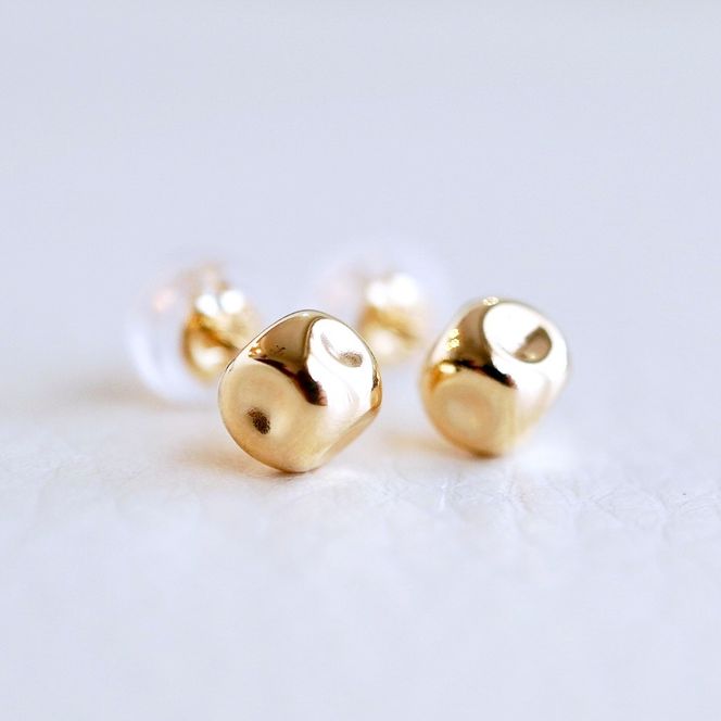 K18(18金) イエローゴールド 地金 サイコロ ピアス シンプル 縁起物 保証書付 KO-0065 242-022-a