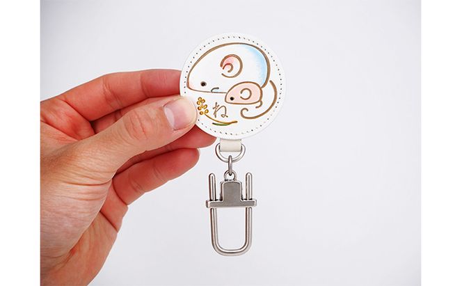 文庫屋大関 干支キーホルダー 子 ドアに冷蔵庫にペタリ 干支 キーホルダー マグネット入り 磁石入り 革製品 革小物 革製 日用品 雑貨 小物雑貨 マグネット 磁石 工芸品 民芸品 伝統工芸品 東京 東京都 墨田区