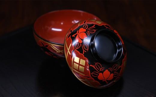 秀衡塗　煮物椀(椿紋・黒内古代朱)　2個 / 漆器 お椀 吸い物椀 煮物椀 おわん 食器 ふた付き セット 漆椀 漆塗 うるしぬり 手塗り 木製 伝統工芸品 和 お正月 高級 結婚 新築祝い お祝い 贈答 贈り物 プレゼント ギフト 香典返し お返し おもてなし【ocy915-koda-tsu-2A】