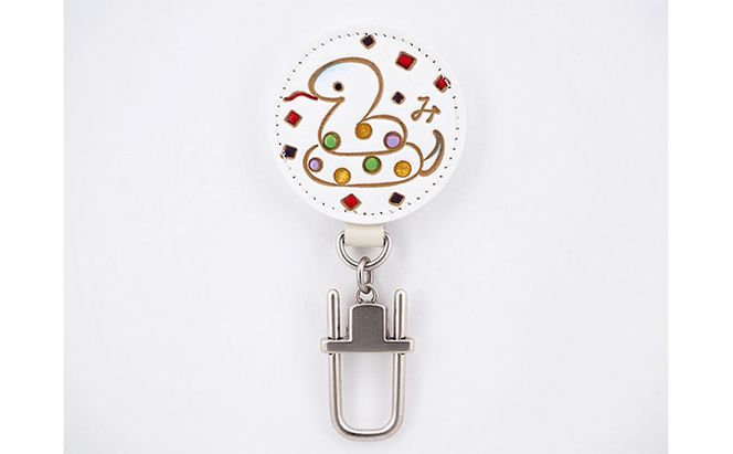 文庫屋大関 干支キーホルダー 巳 ドアに冷蔵庫にペタリ 干支 キーホルダー マグネット入り 磁石入り 革製品 革小物 革製 日用品 雑貨 小物雑貨 マグネット 磁石 工芸品 民芸品 伝統工芸品 東京 東京都 墨田区