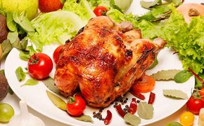 こっころこ ガーリックチキン 丸焼き ホール 1羽 ガーリック チキン 丸ごと クリスマス キャンプ お祝い ストック 沖縄市 / こっころこ[BCEG001]