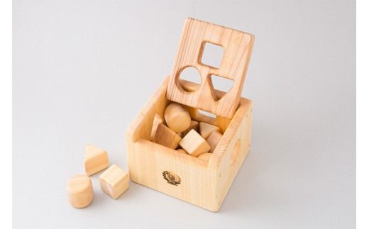 木のおもちゃ ポットン つみき 積み木 木製 知育玩具 男の子 女の子 ギフト プレゼント 贈り物 出産祝い 誕生日祝い 日本製 手作り 名入れ可能 のし 山のくじら舎 1歳 2歳 3歳 赤ちゃん 幼児 子供 おもちゃ 幼児教育 形 認識 片付け 音 スギ ヒノキ 植物性オイル 安全 セット内容 つみ木12個 箱1個 W180mm H130mm D180mm 安芸市 高知県