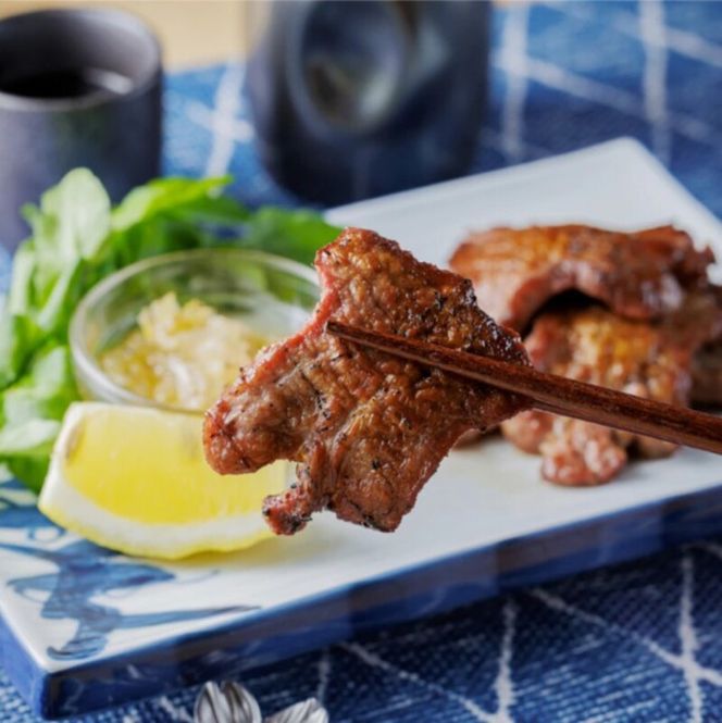 牛タン 厚切り 仙台名物 1000g (9～10人前) 仲卸厳選 | 厚さ8mm タン元 霜降り 牛肉 肉 焼肉 ステーキ 贈り物 ギフト お取り寄せ プレゼント お祝い お歳暮 お正月 クリスマス