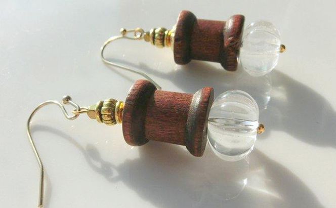 wood spool ピアス アクセサリー 1個【シンプル クリスタル 木製 天然石 ゴールド クール シャープ 可愛い ギフト プレゼント ハンドメイド 手作り  職人 上品 華やか  ドレス 大人の雰囲気  ラッピング 母の日 結婚式 Q 北海道 幕別町】