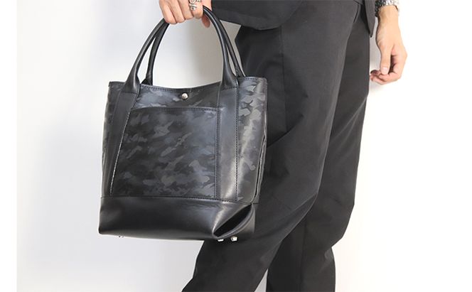 【DOES】ユニセックス　レザートート ファッション カバン バッグ 光 迷彩 型押し カモフラレザー 黒革 ジェンダーレス ポケット 肩がけ 上品 個性的 