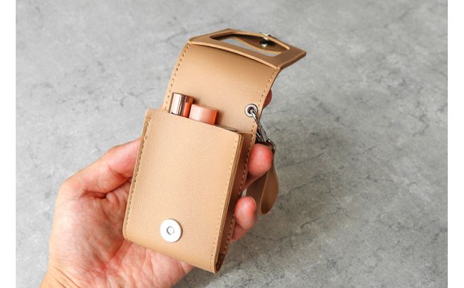 【ベージュ】毎日の“ときめき”を仕込めるリップケース　リップクリームホルダー　キーホルダーストラップ【ミラー付き・3本入る】 232238_CM032VC03