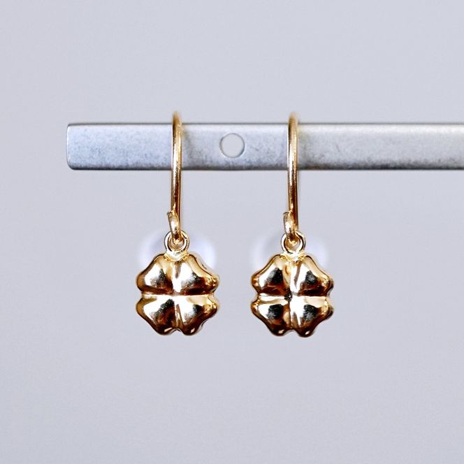 K18(18金) イエローゴールド 地金 クローバー ピアス フックタイプ シンプル 幸運 希望 幸福 愛情 健康 保証書付 KO-0069 242-027-a