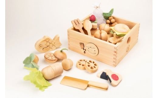 木のおもちゃ ままごと セット 箱入り 山のくじら舎 木製 知育玩具 男の子 女の子 ギフト ラッピング プレゼント 贈り物 出産祝い 誕生日祝い のし 熨斗 おままごと 野菜 果物 高知県産 受注生産品 名入れ可能 2歳 国産 ヒノキ スギ サクラ ケヤキ カヤ 草木染め フェルト 京都 職人 自然 小物 26個 箱 1個 W240mm H100mm D230mm 安芸市 高知県