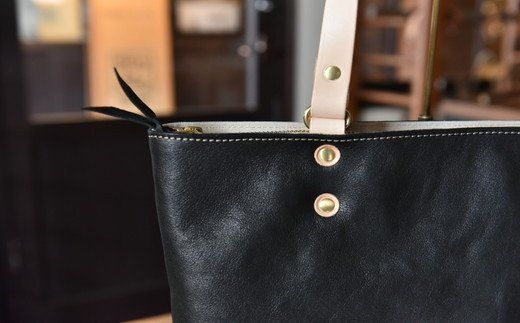 ハンドメイド　レザートートバッグ・名入れ可能　ブラック【CC12W】（滋賀県　近江八幡市）